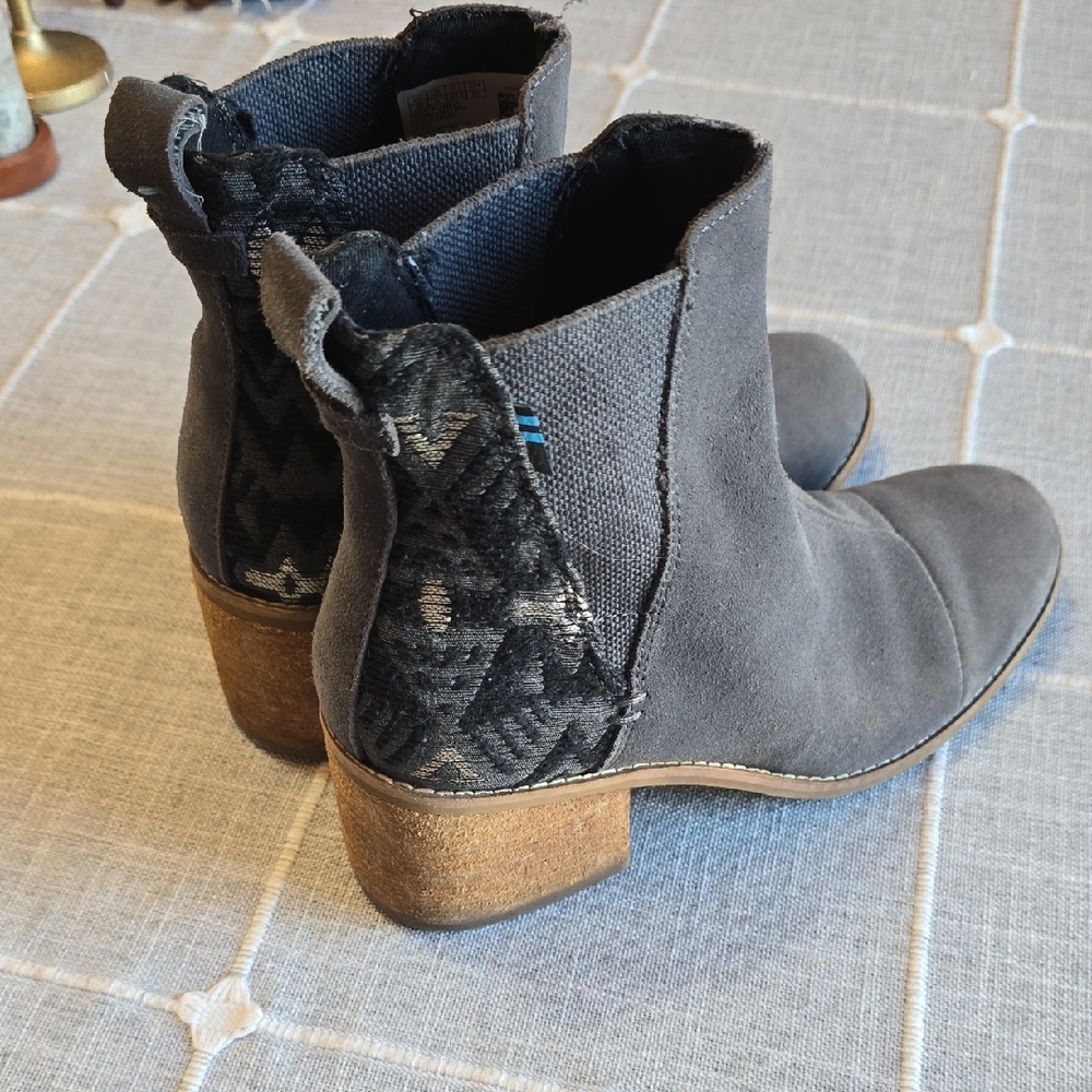 TOM's Stylish Gray Ankle Boots